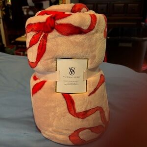 NWT Victoria’s Secret 2024 Cozy Plush Blanket 50” x 60” Z54